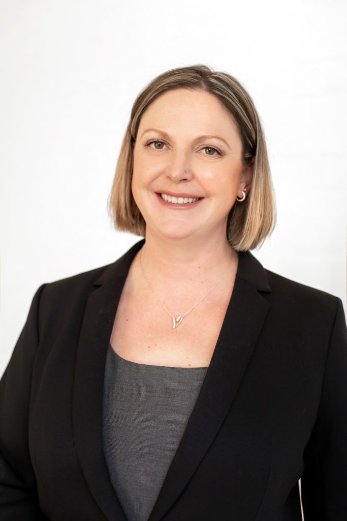 headshot of Leslie Hayes