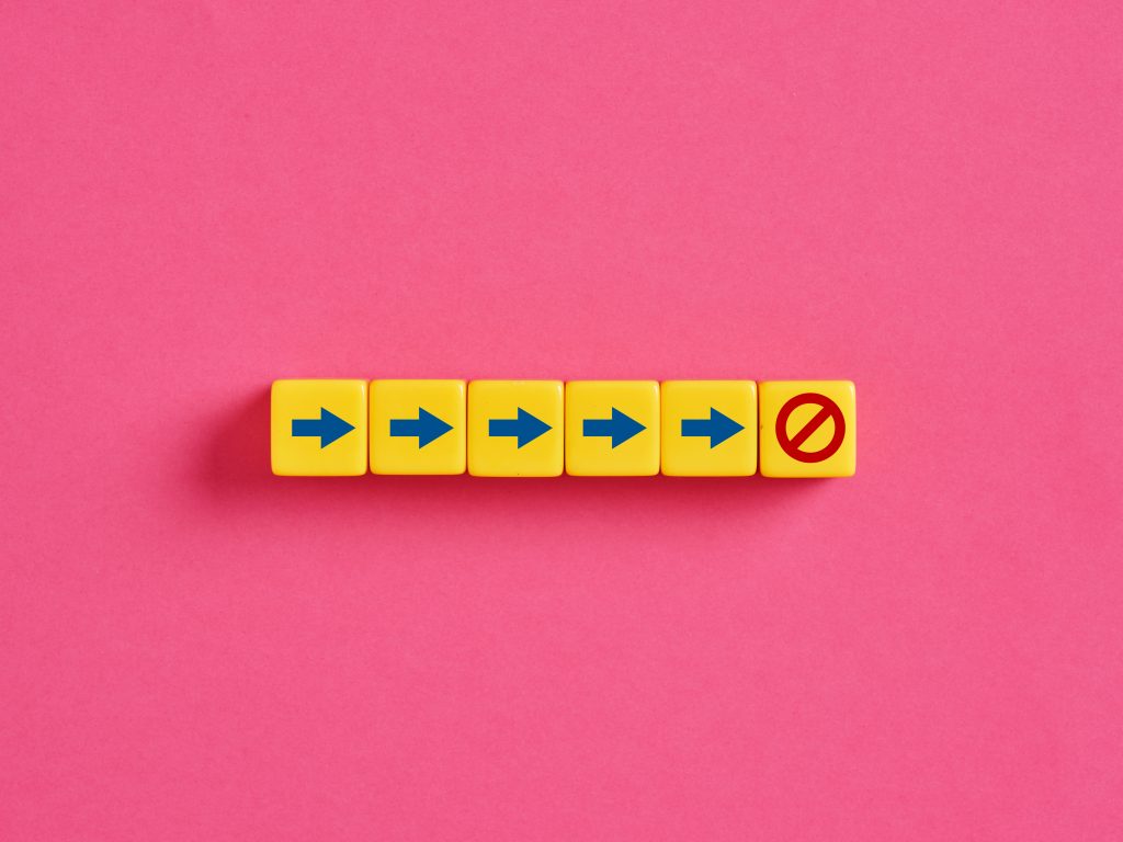 Row of yellow cubes with arrows pointing to red forbidden symbol