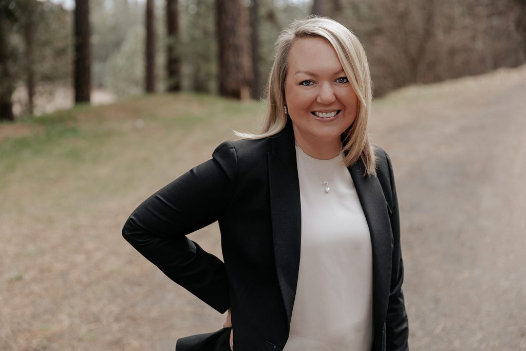 headshot of erin tomlin